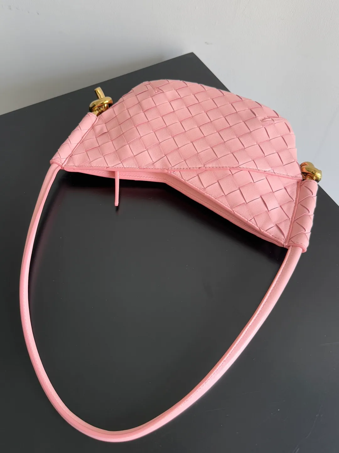 Batch 1660 BVMini Solstce's latest armpit bag, with a relaxed feel in summer. It's really cute. Knot metal knots are decorated on both sides to add interest. BV's recent soul elements are not found in every bag. Compared with the other two sizes, this mini is more elegant and refined. Niche personality 🉑Salt🉑Sweet Style number: 796378 Size: 28*18*depth 5cm
